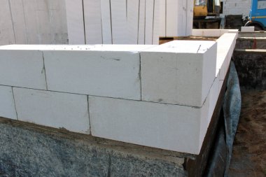 Sokak lambası. Beyaz bloklu bir bina inşa etmeye başla. Yatmak yapışkan bir zeminde gerçekleşir.