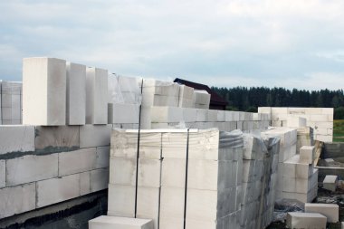 Sokak lambası. Beyaz bloklu bir bina inşa etmeye başla. Yatmak yapışkan bir zeminde gerçekleşir.