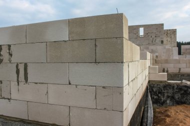 Sokak lambası. Beyaz bloklu bir bina inşa etmeye başla. Yatmak yapışkan bir zeminde gerçekleşir.