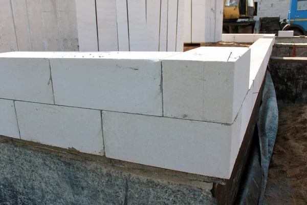 Sokak lambası. Beyaz bloklu bir bina inşa etmeye başla. Yatmak yapışkan bir zeminde gerçekleşir.