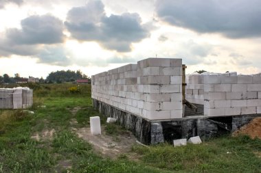 Sokak lambası. Beyaz bloklu bir bina inşa etmeye başla. Yatmak yapışkan bir zeminde gerçekleşir.
