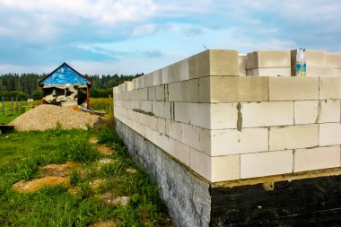 Sokak lambası. Beyaz bloklu bir bina inşa etmeye başla. Yatmak yapışkan bir zeminde gerçekleşir..