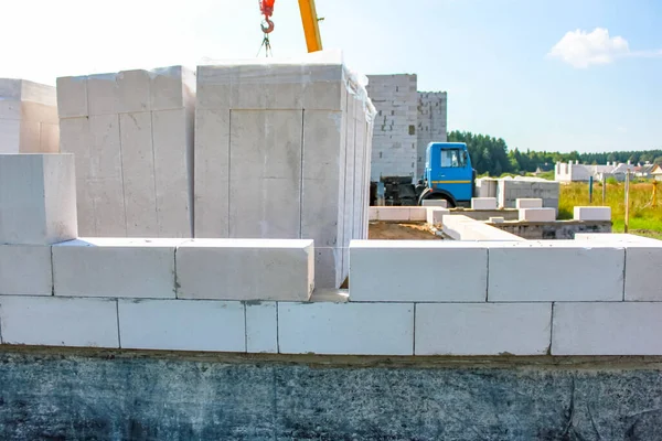 Sokak lambası. Beyaz bloklu bir bina inşa etmeye başla. Yatmak yapışkan bir zeminde gerçekleşir..