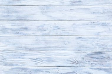 Gün ışığı. Doğal ahşap, gücenmiş ateşle güzelce yapıştırılır ve üstüne beyaza boyanır..