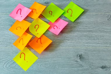 Doğal ahşap düzgün bir şekilde birbirine yapıştırılır ve üzerine soru işareti olan beyaz renkli kağıtlarla boyanır. Birkaç tane var.