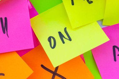 Gün ışığı. Duvara farklı renkte etiketler yapıştırılmış. Odaklanırken, yazıyı etkinleştir.