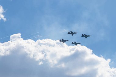 Gün ışığı. Dört parça halinde savaş aracı uçakları. mavi gökyüzü