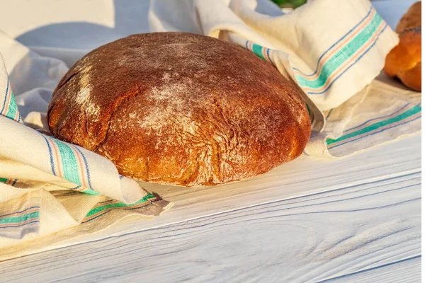 Tageslicht Roggenbrot Auf Weißem Holzgrund Kopierraum — Stockfoto