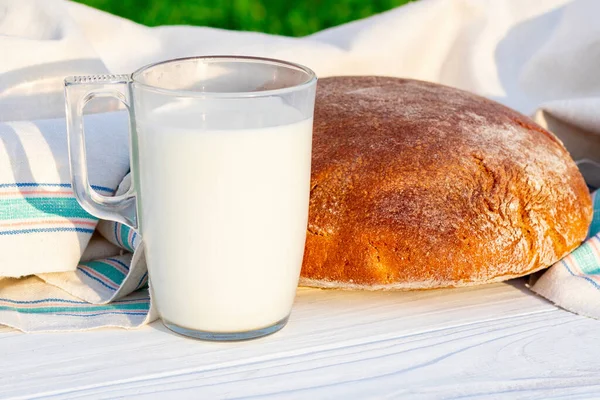 Дневной Свет Ржаной Хлеб Белом Деревянном Фоне Рядом Стаканом Молока — стоковое фото