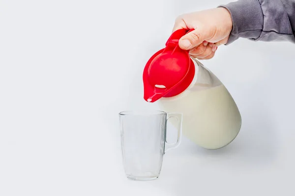 Денне Світло Білому Тлі Скляній Банці Молока Чоловік Вливається Чашку — стокове фото