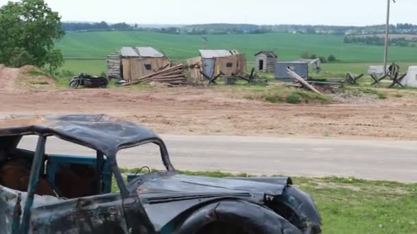 Mutfak. Kızartma tavasında sıcak ayçiçeği yağı var. Elleriyle çiğ hamur koyuyorlar. İçi boşaltılmış. — Stok video