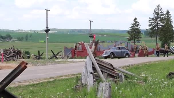 Minsk. Bielorrusia. 25 de mayo de 2019. alumbrado público. un camino militar un coche con gente en uniforme militar está conduciendo a lo largo de él. Inicio de la restauración de la guerra de 1941. — Vídeo de stock