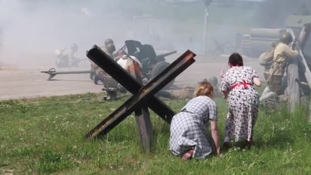 ミンスク ベラルーシ 2019年5月25日 第二次世界大戦の出来事の記述 赤軍の兵士たちは戦闘で大砲を準備しています — ストック動画
