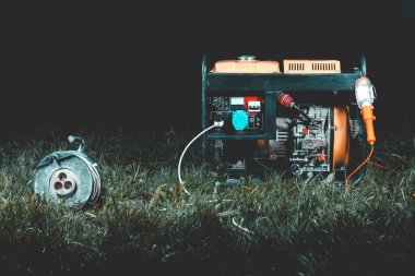 Sokak lambası. İyi geceler. Jeneratör sarı. Elektrik üretiyor. Yedek güç kaynağı olarak kullanılıyor.