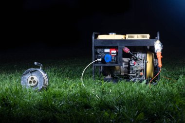 Sokak lambası. İyi geceler. Jeneratör sarı. Elektrik üretiyor. Yedek güç kaynağı olarak kullanılıyor.