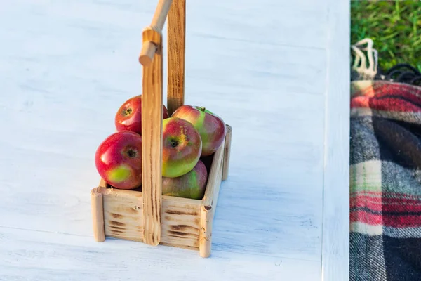 Lumière Jour Panier Bois Avec Des Pommes Rouges Style Rétro — Photo