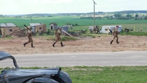 Minsk. Bielorrusia. 25 de mayo de 2019. Descripción de los acontecimientos de la Segunda Guerra Mundial. soldados del ejército rojo están preparando un cañón en batalla. — Vídeos de Stock