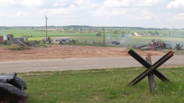 Minsk. Beyaz Rusya. 25 Mayıs 2019. İkinci Dünya Savaşı 'ndaki olayların tarifi. Kızıl Ordu askerleri savaşta bir top hazırlıyor.. — Stok video