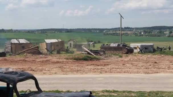 Minsk. Beyaz Rusya. 25 Mayıs 2019. İkinci Dünya Savaşı 'ndaki olayların tarifi. Kızıl Ordu askerleri savaşta bir top hazırlıyor.. — Stok video