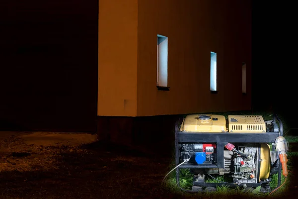 Pouliční Osvětlení Dobrou Generátor Žlutý Generuje Elektřinu Používá Jako Záložní — Stock fotografie