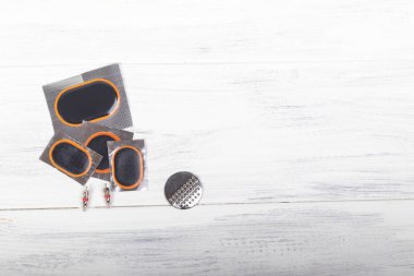 Beyaz arka planda. Üzerindeki bisikletin kamerası ham kauçuk parçası. Yakın plan.