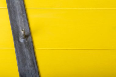 Sarı arka plan eski tarz. Üzerinde kapalı bir deliği olan bir kamera var.