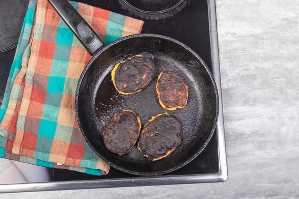 有一个平底锅 上面有食物 食物烧焦了 — 图库照片