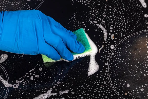Flicka Blå Hushållshandskar Tvättar Den Elektriska Spisen Tillämpar Speciell Lösning — Stockfoto