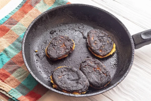 Fond Bois Est Peint Blanc Une Poêle Des Crêpes Frites — Photo