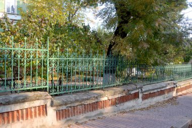 güzel bir çit bir kenara yolun sakin kasaba Street bağcıklı