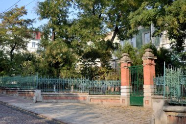 Kherson, Ukrayna - 21 Ekim 2018: Tipik Kherson dış eski sokaklar onların basit mimarisi ve sakin ve huzurlu hava görünümünü. Kherson Ukrayna Güney üzerinde bölgesel bir şehirdir.