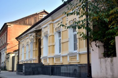 Kherson, Ukrayna - 21 Ekim 2018: Tipik Kherson dış eski sokaklar onların basit mimarisi ve sakin ve huzurlu hava görünümünü. Kherson Ukrayna Güney üzerinde bölgesel bir şehirdir.