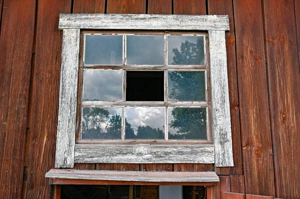 스웨덴의 쿰라에서 깨진 창문 이 있는 오래 된 헛간 — 스톡 사진