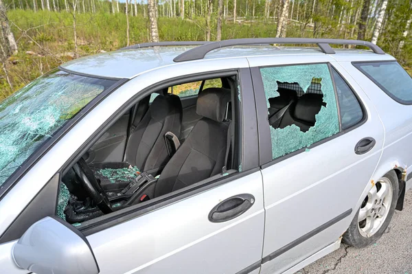 İsveç 'te cam camları kırılmış bir araba.