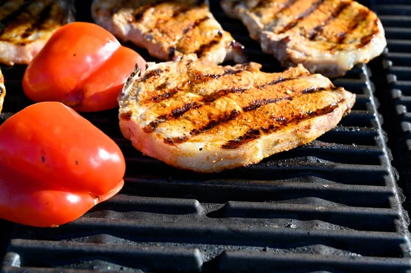 Costeletas de porco e pimenta vermelha no churrasco — Fotografia de Stock