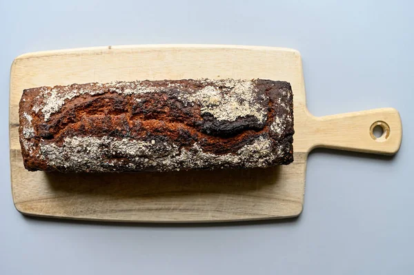 Домашній хліб на обробній дошці — стокове фото