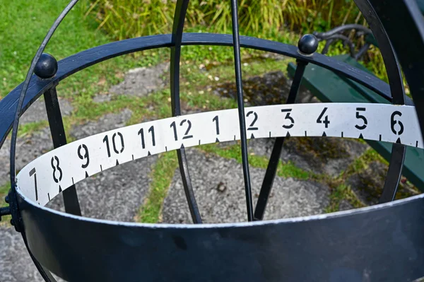 Старые солнечные часы в большом шведском саду — стоковое фото