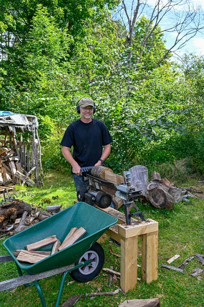 Man aan het werk in de tuin splijten brandhout — Stockfoto