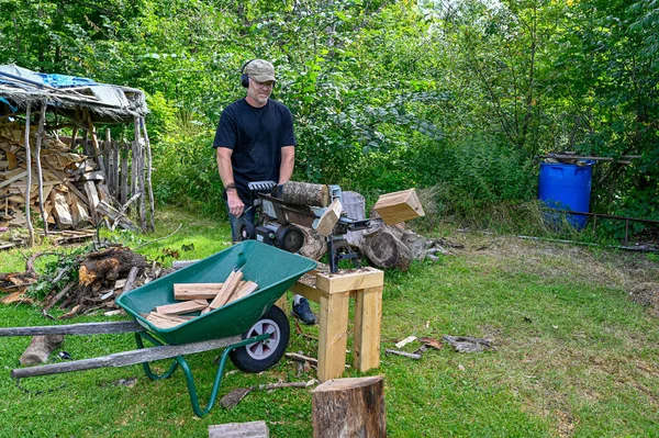 Man aan het werk in de tuin splijten brandhout — Stockfoto