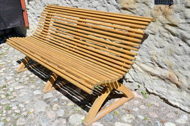 Orebro 'da taşların üzerinde duran ahşap bir bank