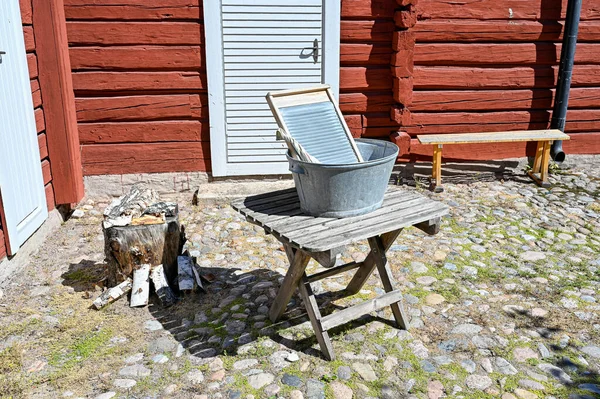 스웨덴 Wadkoping Orebro 라고 하는 옥외에 있는 빨래판과 빨래 통 — 스톡 사진