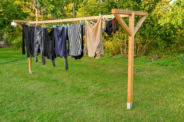 Ropa colgando para secar en casa hecha en estante de secado — Foto de Stock