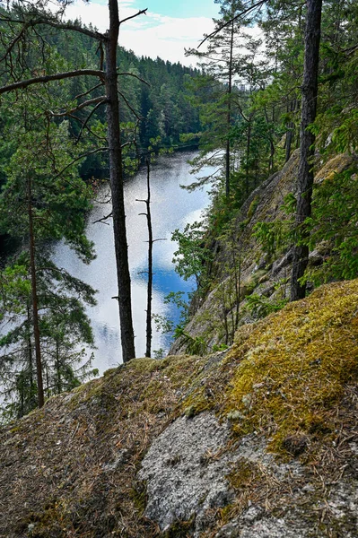 İsveç 'teki bir dağdan küçük bir göle bakan — Stok fotoğraf