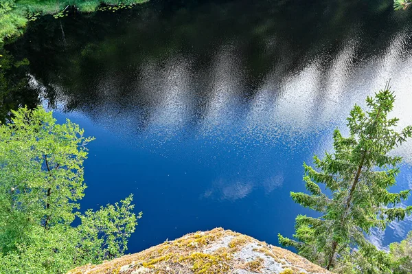 Con vistas a un pequeño lago desde una montaña en Suecia —  Fotos de Stock
