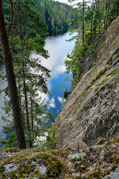 Affacciato su un piccolo lago da una montagna in Svezia — Foto Stock