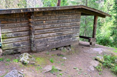 Dovra Gölü 'nün yakınındaki dinlenme yerinde.