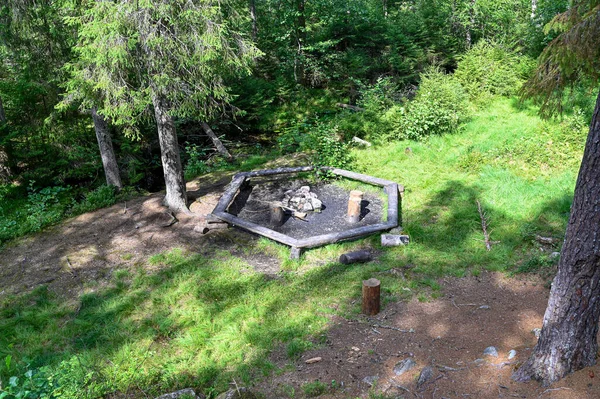 Área de descanso perto de um caminho a pé no lago Dovra — Fotografia de Stock