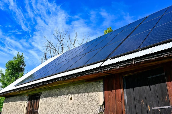 Solar panels on the roof of a barn — Stock Photo, Image