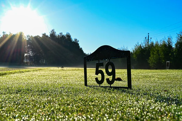 Tee na polu golfowym wcześnie rano w Szwecji — Zdjęcie stockowe
