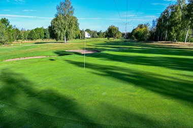 İsveç 'te golf yeşili üzerinde gölgeler